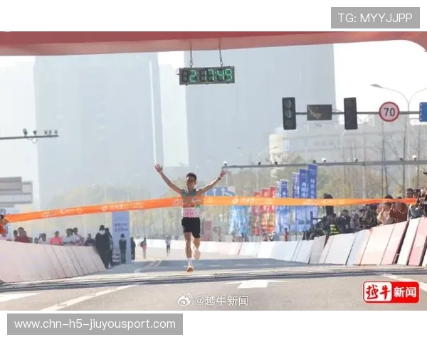 马拉松冲线翻车照片成热议焦点 马拉松冲线翻车照片成热议焦点