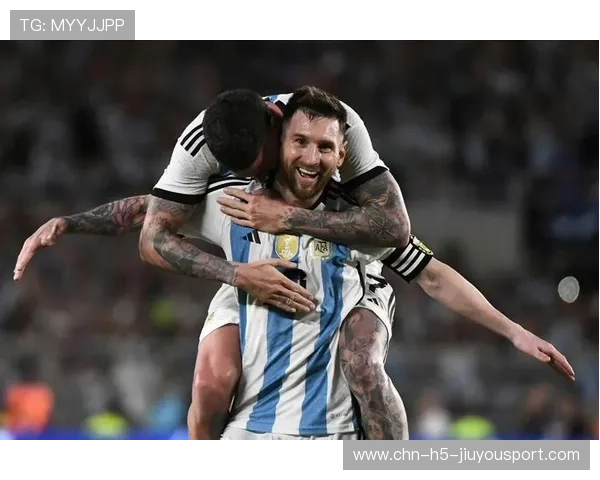 梅西德保罗罕见同框阿根廷球迷：老友记回归，梅西带领阿根廷球队